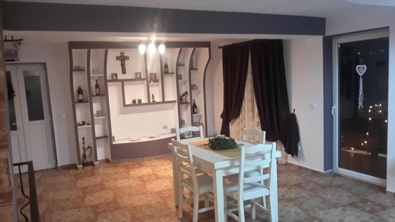 Séjour chez l'habitant La Curtea Argeseana
